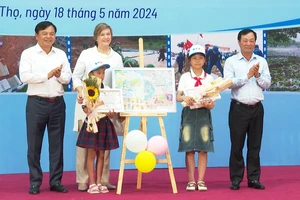 Các đại biểu trao giải Nhất cuộc thi "Góc nhìn thiên tai" cho các em học sinh tỉnh Phú Thọ.