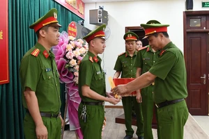 Lãnh đạo Công an tỉnh Phú Thọ khen thưởng cho các tập thể, cá nhân Công an huyện Cẩm Khê.