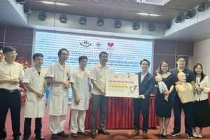 Viện Ứng dụng Công nghệ Y tế trao tặng thiết bị tập huấn sơ cứu trị giá hơn 650 triệu đồng cho Bệnh viện đa khoa Hùng Vương.