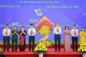 Lãnh đạo tỉnh Phú Thọ tặng hoa chúc mừng các thế hệ làm báo tỉnh Phú Thọ nhân Kỷ niệm 99 năm ngày Báo chí cách mạng Việt Nam.