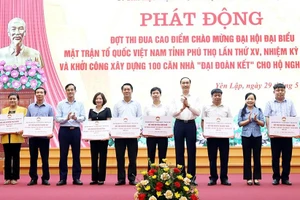 Lãnh đạo tỉnh Phú Thọ trao biểu trưng kinh phí xóa nhà tạm cho các địa phương trong tỉnh.
