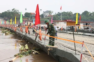 Nước từ thượng nguồn đổ về kéo theo nhiều cây cối khiến cầu phao phải đóng để bảo đảm an toàn.