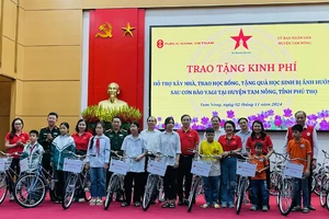 Tặng xe đạp cho học sinh có hoàn cảnh đặc biệt khó khăn trên địa bàn huyện Tam Nông.