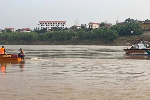 Bộ Chỉ huy Quân sự tỉnh Phú Thọ huy động nhiều lực lượng, phương tiện để tìm kiếm các học sinh mất tích do đuối nước. (Ảnh NGỌC LONG)