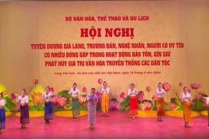Biểu diễn nghệ thuật chào mừng Ngày Văn hóa các dân tộc Việt Nam.