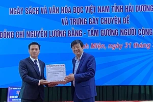 Đồng chí Nguyễn Quang Phúc, Ủy viên Ban Thường vụ, Trưởng Ban Tuyên giáo Tỉnh ủy Hải Dương tặng sách huyện Thanh Miện.