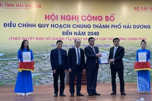 Lãnh đạo Bộ Xây dựng trao bộ hồ sơ điều chỉnh quy hoạch chung thành phố Hải Dương đến năm 2040.
