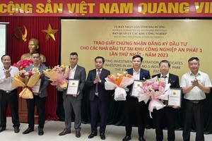 Lãnh đạo tỉnh Hải Dương chúc mừng 4 doanh nghiệp FDI được cấp giấy chứng nhận đầu tư.