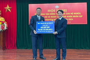 Đại diện Công ty nước sạch Thanh Sơn ủng hộ người nghèo tỉnh Hải Dương 450 suất quà với tổng số tiền 225 triệu đồng.