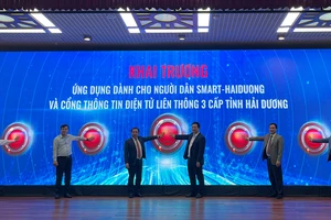 Các đại biểu bấm nút khai trương ứng dụng dành cho người dân Smart-Hai Duong và Cổng thông tin điện tử liên thông 3 cấp tỉnh Hải Dương.