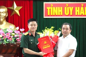 Bí thư Tỉnh ủy Hải Dương Trần Đức Thắng tặng hoa chúc mừng Đại tá Vũ Hồng Anh.