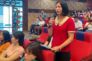 Bà Vũ Thị Mến, Trạm trưởng Y tế xã Cẩm Phúc, huyện Cẩm Giàng nêu những đề xuất, kiến nghị tại buổi đối thoại.