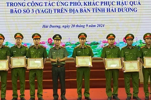 Giám đốc Công an tỉnh Hải Dương Bùi Quang Bình trao Bằng khen của Bộ Công an tặng các tập thể, cá nhân tiêu biểu.