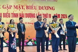 Lãnh đạo tỉnh Hải Dương vinh danh các trí thức tiêu biểu.