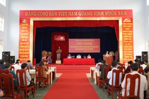 Thường trực Ủy ban nhân dân huyện Bảo Thắng (Lào Cai) đối thoại với đại diện các hộ dân, ngày 21/3.
