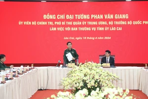 Đại tướng, Bộ trưởng Quốc Phòng Phan Văn Giang làm việc với Thường vụ tỉnh Lào Cai, chiều 10/4.