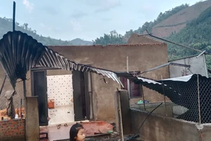 Nhà dân tại huyện Văn Bàn bị tốc mái do dông lốc đêm 24/4.
