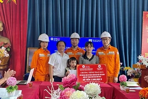 Trao quà cho các em học sinh của trường mầm non Tả Chài, huyện Bắc Hà (Lào Cai). 