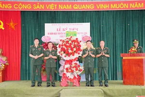 Lãnh đạo Bộ Chỉ huy Bộ đội Biên phòng tỉnh Lào Cai chúc mừng Đồn Biên phòng Pha Long.