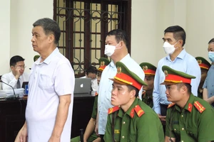 Bị cáo Nguyễn Mạnh Thừa và các đồng phạm tại phiên tòa sơ thẩm ngày 20/5 tại Lào Cai.
