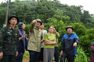 Lãnh đạo tỉnh Lào Cai vào kiểm tra và chỉ đạo tìm kiếm cứu nạn tại hiện trường sáng 11/9.