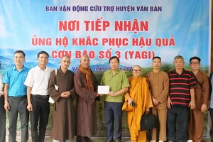 Đại diện đoàn thiện nguyện trao quà cho cho Đại diện lãnh đạo huyện Văn Bàn chiều 20/9.