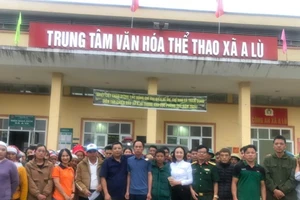 Đoàn công tác Ban Dân tộc Lào Cai và các nhà tài trợ thăm và tặng quà cho nhân dân xã A Lù, Bát Xát, Lào Cai.