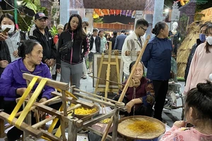 Nghệ nhân làng nghề Vạn Phúc trình diễn quy trình xe tơ, dệt lụa truyền thống.