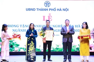 Lãnh đạo thành phố Hà Nội trao tặng danh hiệu Nghệ nhân Hà Nội ngành thủ công mỹ nghệ cho các cá nhân.