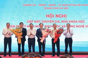 Lãnh đạo thành phố Hà Nội tặng hoa chúc mừng lãnh đạo Bộ Khoa học và Công nghệ, Liên hiệp các Hội Khoa học và Kỹ thuật Việt Nam, Liên hiệp các Hội Khoa học và Kỹ thuật Hà Nội.