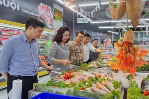 Đoàn công tác đi kiểm tra siêu thị WinMart Royal City.