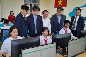 Đại diện dự án SGI Dream Class trao tặng phòng máy cho Trường trung học cơ sở Cao Viên.