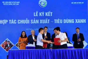 Hội Gốm sứ Kim Lan (huyện Gia Lâm) và Hội Làng nghề gỗ mỹ nghệ truyền thống Thiết Úng (huyện Đông Anh) ký kết hợp tác.