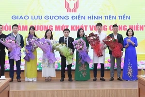 Những tấm gương điển hình tiên tiến giao lưu tại chương trình.