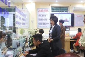 Lãnh đạo Ủy ban nhân dân quận Hai Bà Trưng (Hà Nội) kiểm tra công tác cải cách hành chính tại phường Quỳnh Lôi. (Ảnh: Linh Nguyễn)