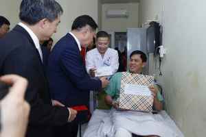 Đồng chí Nguyễn Trọng Nghĩa thăm hỏi, tặng quà người bệnh đang điều trị tại Bệnh viện Thể thao Việt Nam.