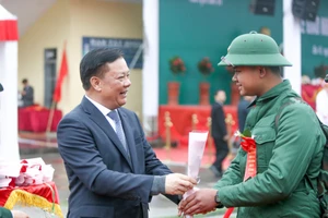 Bí thư Thành ủy Hà Nội Đinh Tiến Dũng tặng hoa, chúc mừng các tân binh.