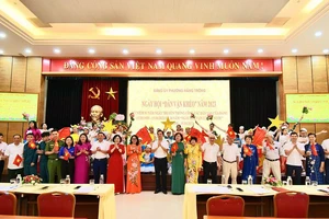 Ngày hội dân vận khéo phường Hàng Trống, quận Hoàn Kiếm thu hút đông đảo người dân tham gia.