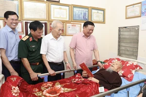 Bí thư Thành ủy Hà Nội Đinh Tiến Dũng trò chuyện với ông Nguyễn Cường Phương.
