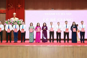 Lãnh đạo Thành ủy Hà Nội trao chứng nhận cho các học viên tham gia lớp bồi dưỡng cán bộ quy hoạch nguồn chức danh Ủy viên Ban Thường vụ quận, huyện, thị ủy và đảng ủy trực thuộc Thành ủy nhiệm kỳ 2025-2030.