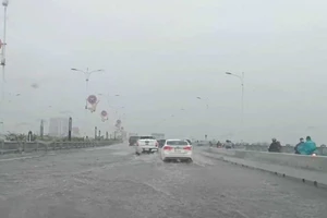 Một số đoạn trên cầu Vĩnh Tuy 2 bị ngập nước sau cơn mưa lớn.