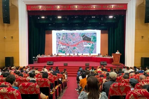 Người dân tham dự hội nghị thông báo về kế hoạch thu hồi đất thực hiện dự án đầu tư xây dựng đường Vành đai 2,5 tại quận Thanh Xuân.