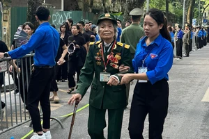 Đoàn viên, thanh niên hỗ trợ người cao tuổi vào viếng Tổng Bí thư Nguyễn Phú Trọng.