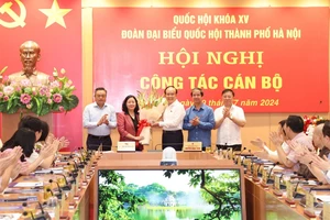 Các đại biểu chúc mừng Trưởng đoàn đại biểu Quốc hội thành phố Hà Nội Bùi Thị Minh Hoài.