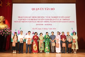 Lãnh đạo Quận ủy Tây Hồ tri ân các đồng chí có nhiều đóng góp cho công tác Tuyên giáo của quận.