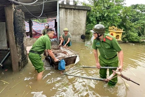 [Ảnh] Bộ đội, công an giúp người dân Hà Nội chạy lụt