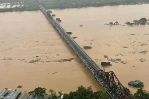 Mực nước sông Hồng lên cao khiến cho cầu Long Biên phải cấm toàn bộ người và phương tiện lưu thông.