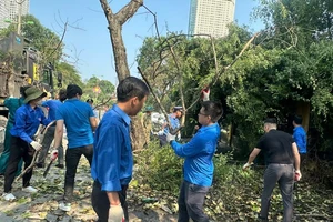 Cán bộ, đoàn viên Ban Duy tu các công trình hạ tầng giao thông tham gia dọn dẹp, tổng vệ sinh môi trường ngày 14/9.