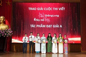 Ban Tổ chức trao giải A cho các tác giả, nhóm tác giả.