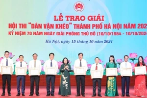 Bí thư Thành ủy Hà Nội Bùi Thị Minh Hoài trao Bằng khen cho các tập thể có thành tích xuất sắc trong tổ chức hội thi.